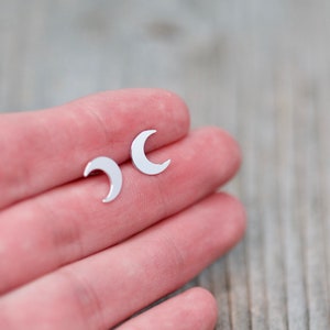 Winzige Mondsichel Ohrstecker, Sterling Mond Ohrringe, Halbmond Ohrringe, Mond Ohrstecker, kleine himmlische Ohrstecker, Geschenk für sie