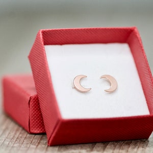 Winzige Mondsichel Ohrstecker, Rose Gold Mond Ohrringe, Halbmond Ohrringe, Mond Ohrstecker, kleine himmlische Ohrstecker, Geschenk für sie