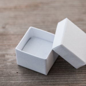 Caja de regalo blanca pequeña para 5 pendientes, caja ecológica para anillos, caja de papel para joyas, caja cuadrada de 1,6"/4 cm, caja para gemelos, caja de regalo pequeña