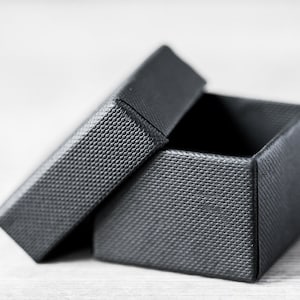 5 petites boîtes cadeau noires Boucles d'oreilles Boîte à bagues écologique Boîte à bijoux en papier Boîte carrée de 1,6 po. / 4 cm Emballage Boîte à boutons de manchette Boîte élégante