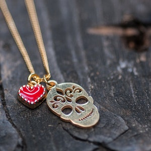 Halloween Sugar Skull Necklace Golden Skull with Tiny Red Heart Charm Calavera Skull Necklace Halloween Party Jewelry Surgical Metal Skull