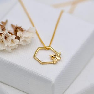 Minimalist Bee Necklace, Honeycomb Bee Necklace, Geometric Bee Charm Necklace, Sterling Silver AG925, Bee Lover Gift, Safe the Bee Jewelry