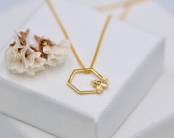 Minimalist Bee Necklace, Honeycomb Bee Necklace, Geometric Bee Charm Necklace, Sterling Silver AG925, Bee Lover Gift, Safe the Bee Jewelry