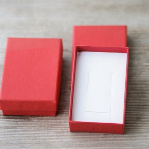 5 foto's rode sieradendoos 50 mm x 80 mm (1,96 x 3,14 inch) Milieuvriendelijke kartonnen oorbellendoos sieraden geschenkdoos Papieren doos rode verpakking