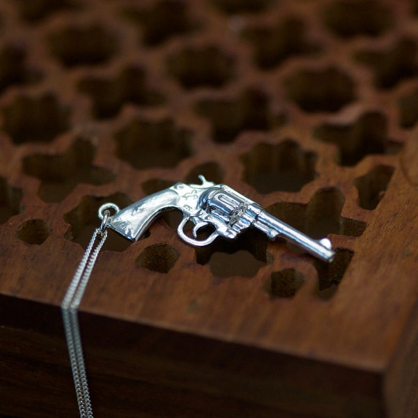 Grand 39mm Sterling Silver Colt Gun Charm Collier Revolver Collier Guerre Armée Bijoux Revolver Collier Cowboy Collier Cowgirl Bijoux