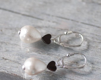Pearl Earrings with Small Black Hearts, Bridal Jewelry, Bridal Earrings, Bridesmaid Gift, Bridesmaid Earrings, Wedding Pearl Drop Earrings
