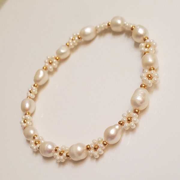 Bead Bracelet with Fresh Water Pearls, beige and gold Bracelet, daisy Bracelet, seed bead bracelet, Bead Bracelet Daisy stretch bracelet