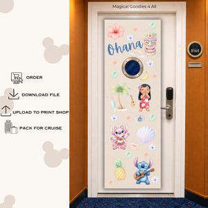 Puede incluir: Un im&aacute;n de puerta rectangular con fondo beige, el texto Ohana, una portilla circular, una m&aacute;scara tiki, una palmera, una tabla de surf, un ukelele, una c&aacute;mara, una concha, una pi&ntilde;a y los personajes de dibujos Lilo y Stitch.