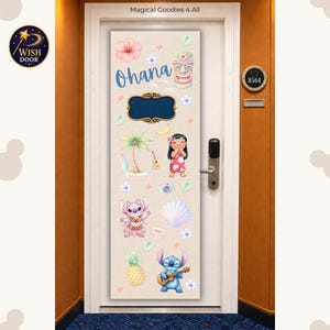 Puede incluir: Una funda de puerta rectangular con fondo beige claro e ilustraciones tropicales que incluyen una m&aacute;scara tiki, una palmera, una pi&ntilde;a, una concha, una c&aacute;mara, un ukelele y los personajes Lilo y Stitch. El texto Ohana est&aacute; impreso en azul.