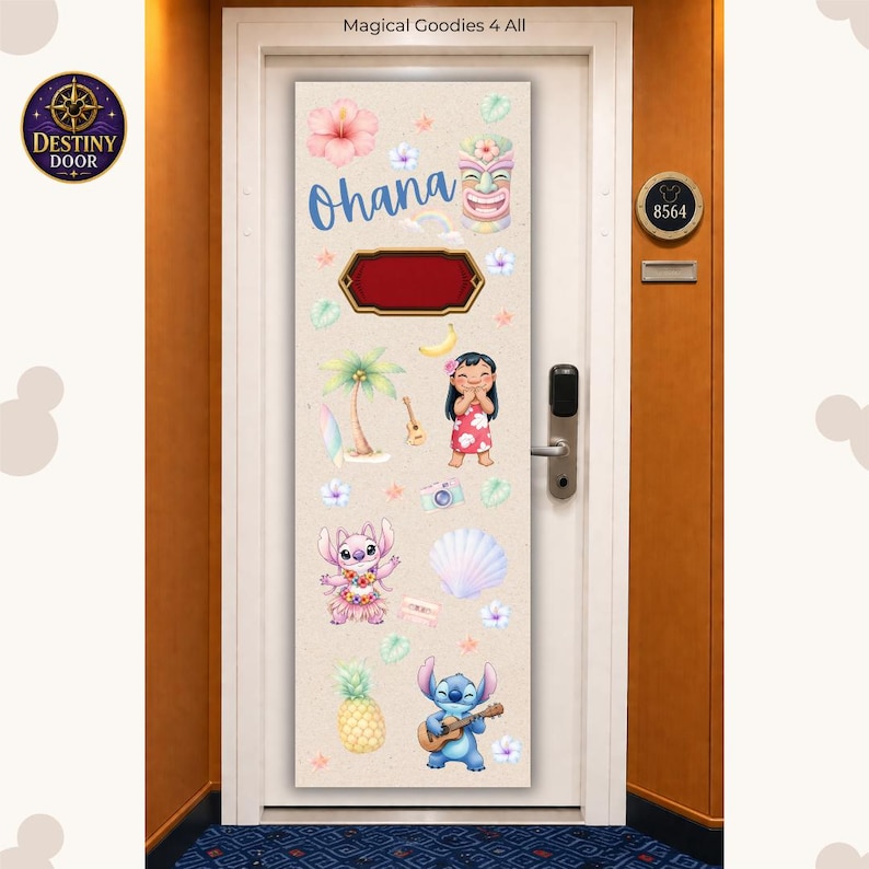 Puede incluir: Una funda de puerta rectangular con fondo beige claro y el texto Ohana en letra azul. El dise&ntilde;o incluye ilustraciones de una ni&ntilde;a, un alien&iacute;gena azul, un alien&iacute;gena rosa, una m&aacute;scara tiki, una pi&ntilde;a, una palmera, una concha y flores.