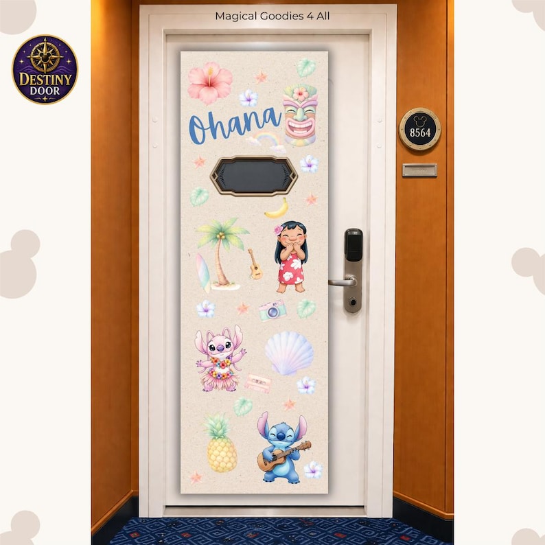 Puede incluir: Una funda de puerta rectangular con fondo beige claro e ilustraciones tropicales que incluyen una m&aacute;scara tiki, una palmera, una pi&ntilde;a, una concha, un pl&aacute;tano y personajes de Lilo y Stitch. El texto Ohana est&aacute; impreso en color azul.