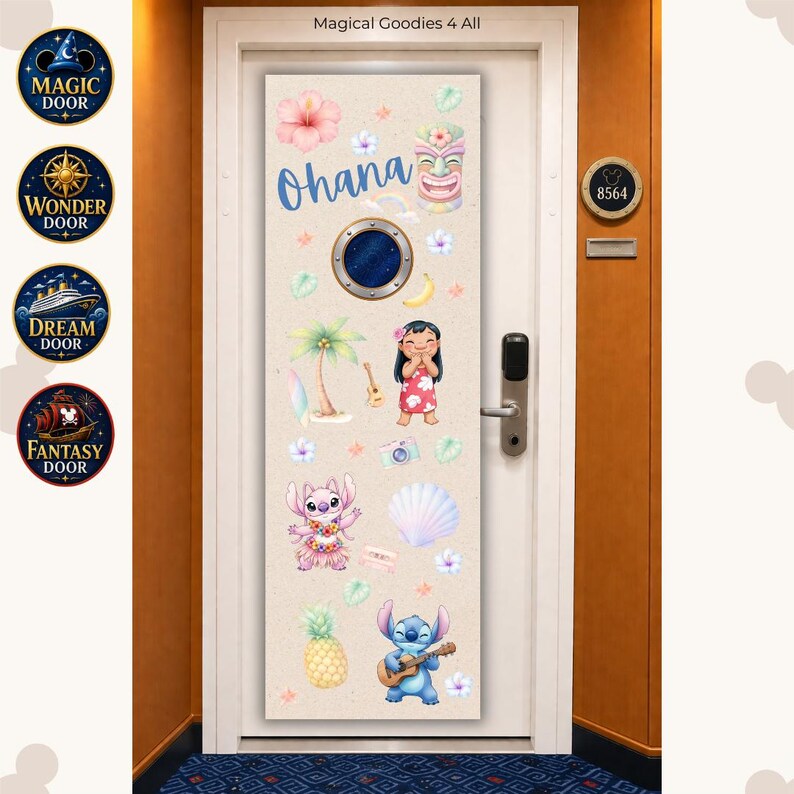 Puede incluir: Una funda de puerta rectangular con fondo beige claro, el texto Ohana, una portilla circular, una m&aacute;scara tiki, una palmera, un ukelele, una c&aacute;mara, una concha, una pi&ntilde;a y personajes de dibujos animados que incluyen una ni&ntilde;a y dos alien&iacute;genas.