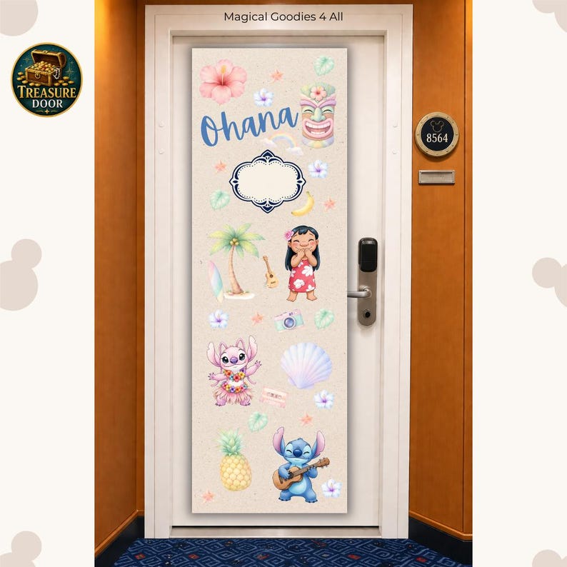 Puede incluir: Una funda de puerta rectangular con fondo beige claro y el texto Ohana en la parte superior. El dise&ntilde;o incluye ilustraciones de una m&aacute;scara tiki, una ni&ntilde;a, una criatura rosa, una criatura azul tocando la guitarra, una palmera y pi&ntilde;as.
