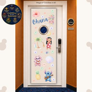 Puede incluir: Un im&aacute;n de puerta rectangular con fondo beige, el texto Ohana, un ojo de buey circular, una m&aacute;scara tiki, una palmera, un ukelele, una c&aacute;mara, una concha, una pi&ntilde;a y los personajes de dibujos animados Lilo, Stitch y Angel con flores.