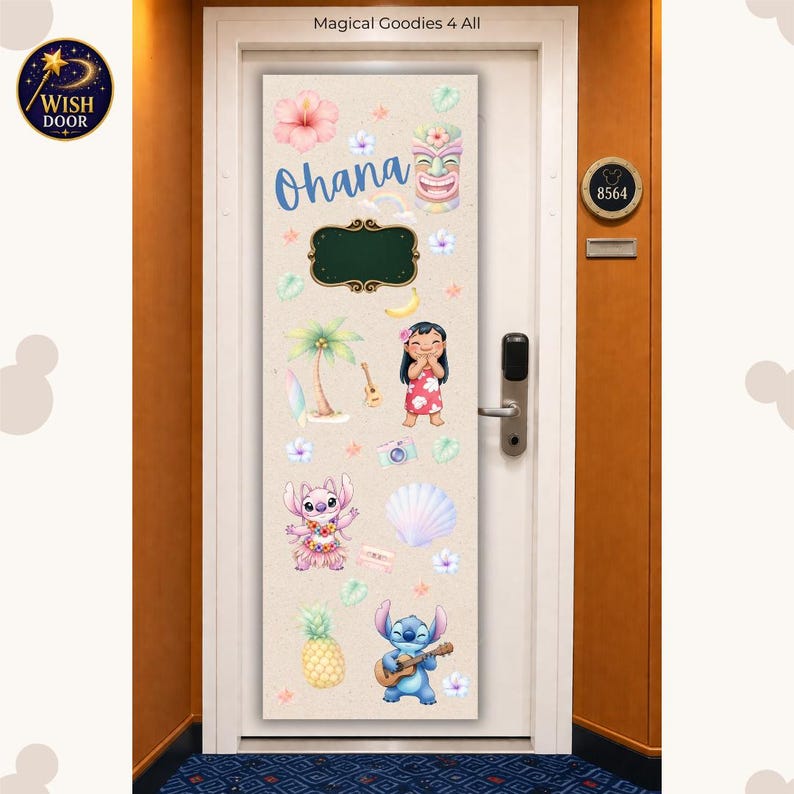 Puede incluir: Una cubierta de puerta rectangular con un fondo beige claro y dibujos tropicales que incluyen una flor de hibisco, una m&aacute;scara tiki, una palmera, una concha, una pi&ntilde;a y los personajes Lilo y Stitch. El texto Ohana est&aacute; impreso en azul.