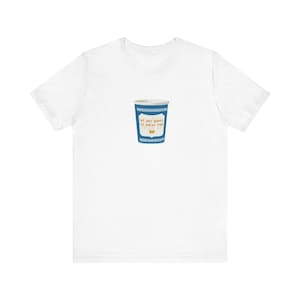 Puede incluir: Camiseta blanca con una ilustración azul y blanca de una taza de café con el texto "We are happy to serve you" impreso en ella.