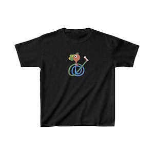 Könnte beinhalten: Schwarzes T-Shirt mit einer Cartoon-Illustration eines braunen Wesens, das einen grünen Hut trägt und ein blaues und grünes Objekt hält.