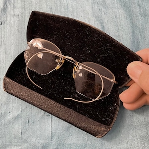 Lunettes de vue et étui dorés antiques