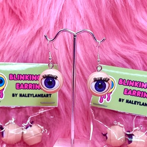 Blinzelnde Puppenaugen Ohrringe baumeln schrullige seltsam gruselig niedlich seltsam seltsame Schmuck Ohrringe lustige schrullige ungerade Geschenk für Freund Auge Ohrring Set