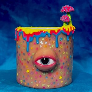 Jarrón de cerámica con temática de hongo ojo