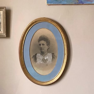 DUŻY antyczny owalny portret młodej kobiety z lat 1890., 22,5-calowa złota drewniana owalna rama do zdjęć, zdjęcie z XIX w.