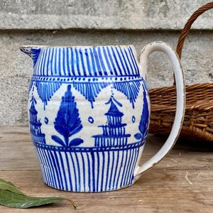 Brocca antica in ceramica di Delft, XVIII secolo, blu e bianca, stile Chinoiserie, in terracotta smaltata inglese o olandese.