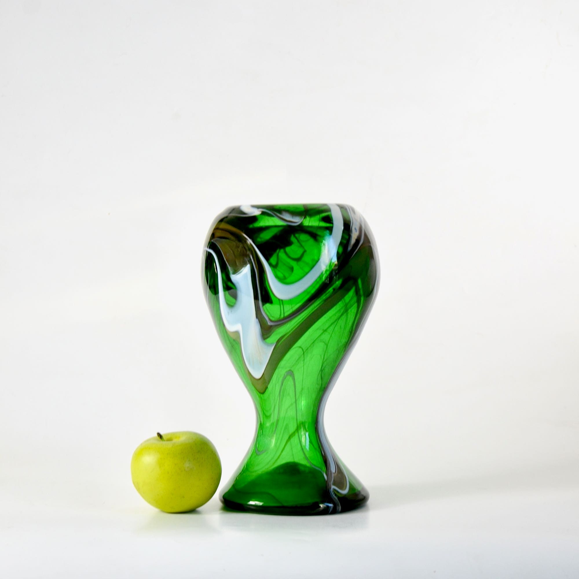 Maure Vieil Vintage Français Vase en Verre d'art, Grand Tourbillonnant Vert Émeraude de Verre, Signé