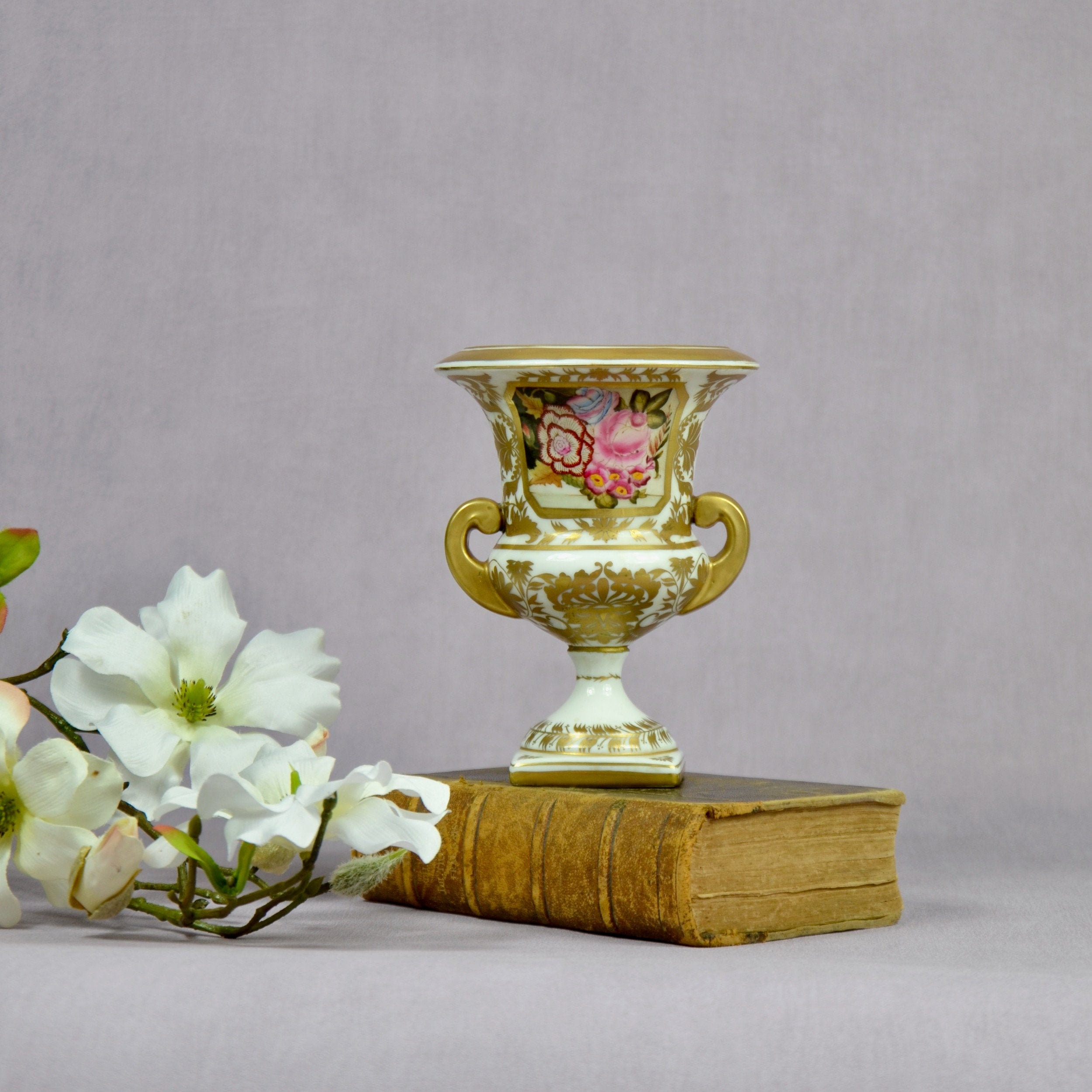 Vase Médicis en Porcelaine de Paris Antique avec Roses Peintes à La Main et Décor Or, 19Ème Siècle, 