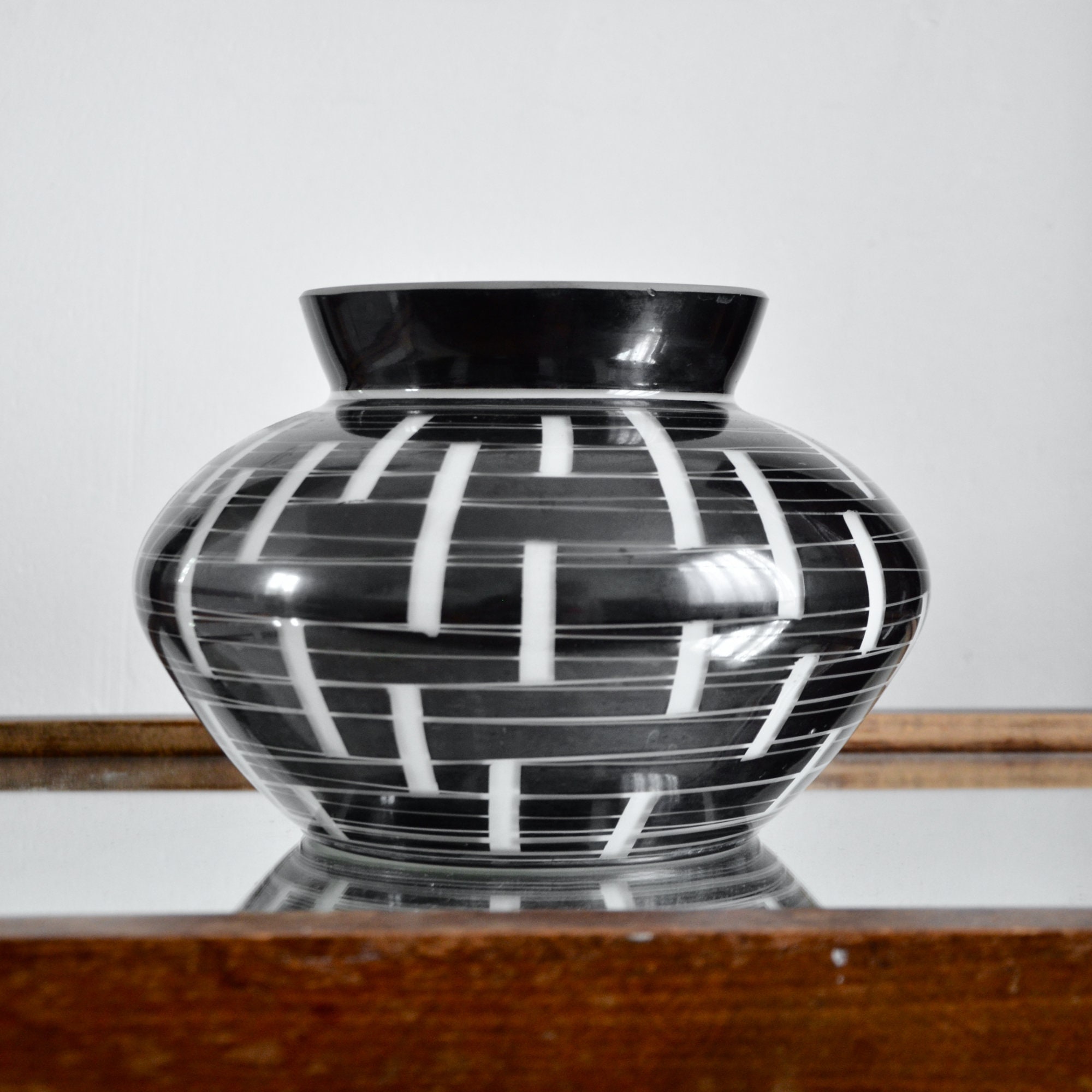 Vase en Verre Noir et Blanc Du Milieu Siècle/Vase Des Années 1950 Minimaliste Vintage