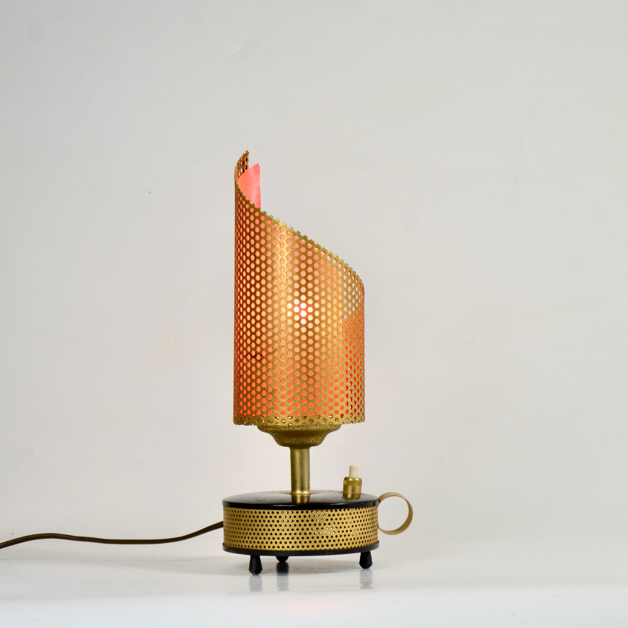 Lampe Teleambiance Des Années 1960, Lampe en Métal Perforé Matthieu Mategot, d'ambiance Français Mil