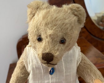 Antiker französischer Teddybär, 9 in 23 cm, 1920er Jahre Mohair, Excelsiorfüllung, 5 Gelenke, Buckelrücken, bezaubernder Ausdruck