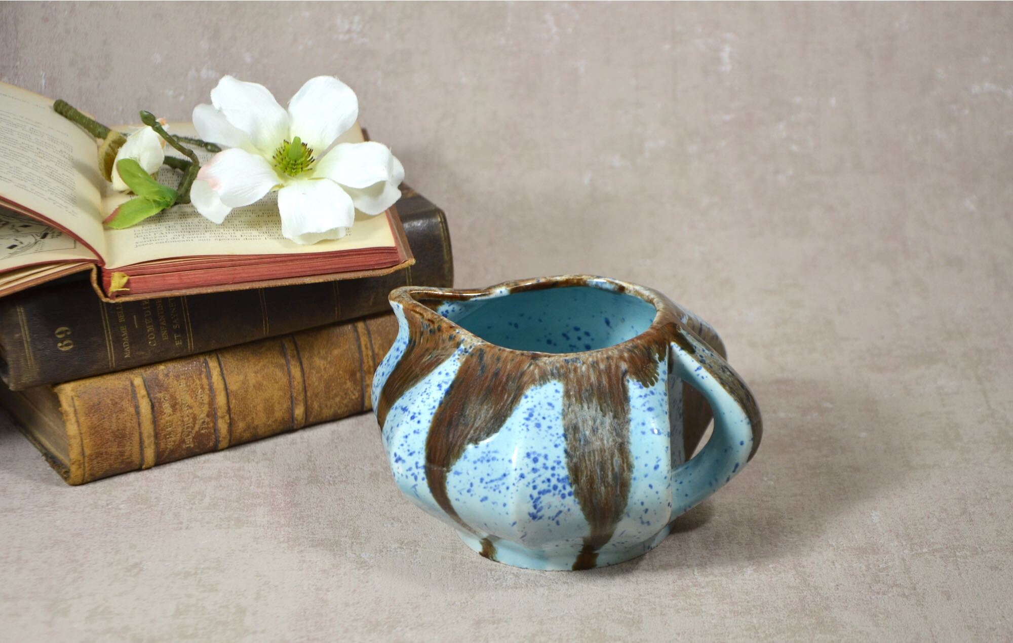 Pichet de Poterie Art Déco, Signé Français Pichet d'art avec Forme Géométrique et Glaçure Goutte à M