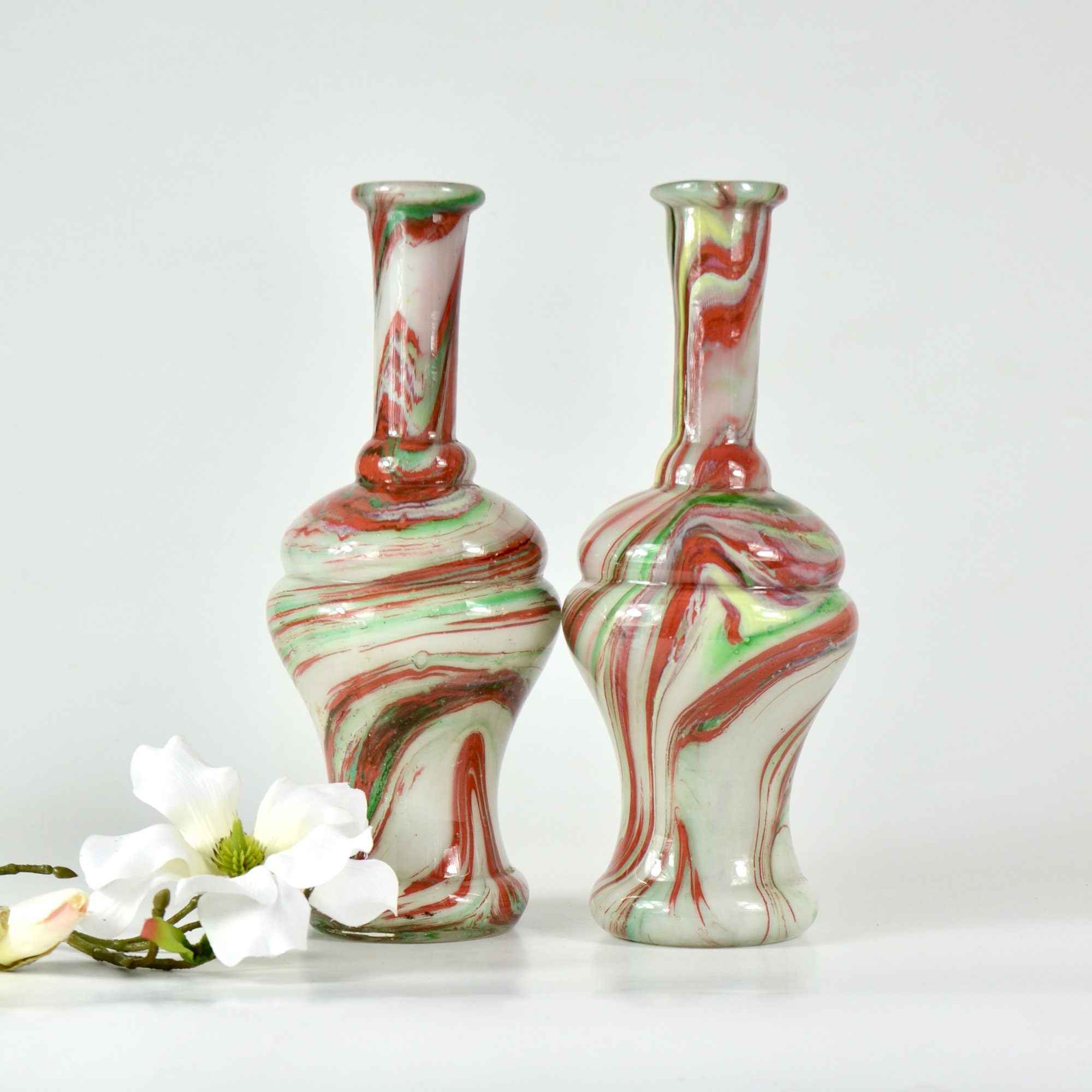 Paire de Vases Vintage, Bouteilles Vintage en Verre Tourbillonnant Vert et Rouge