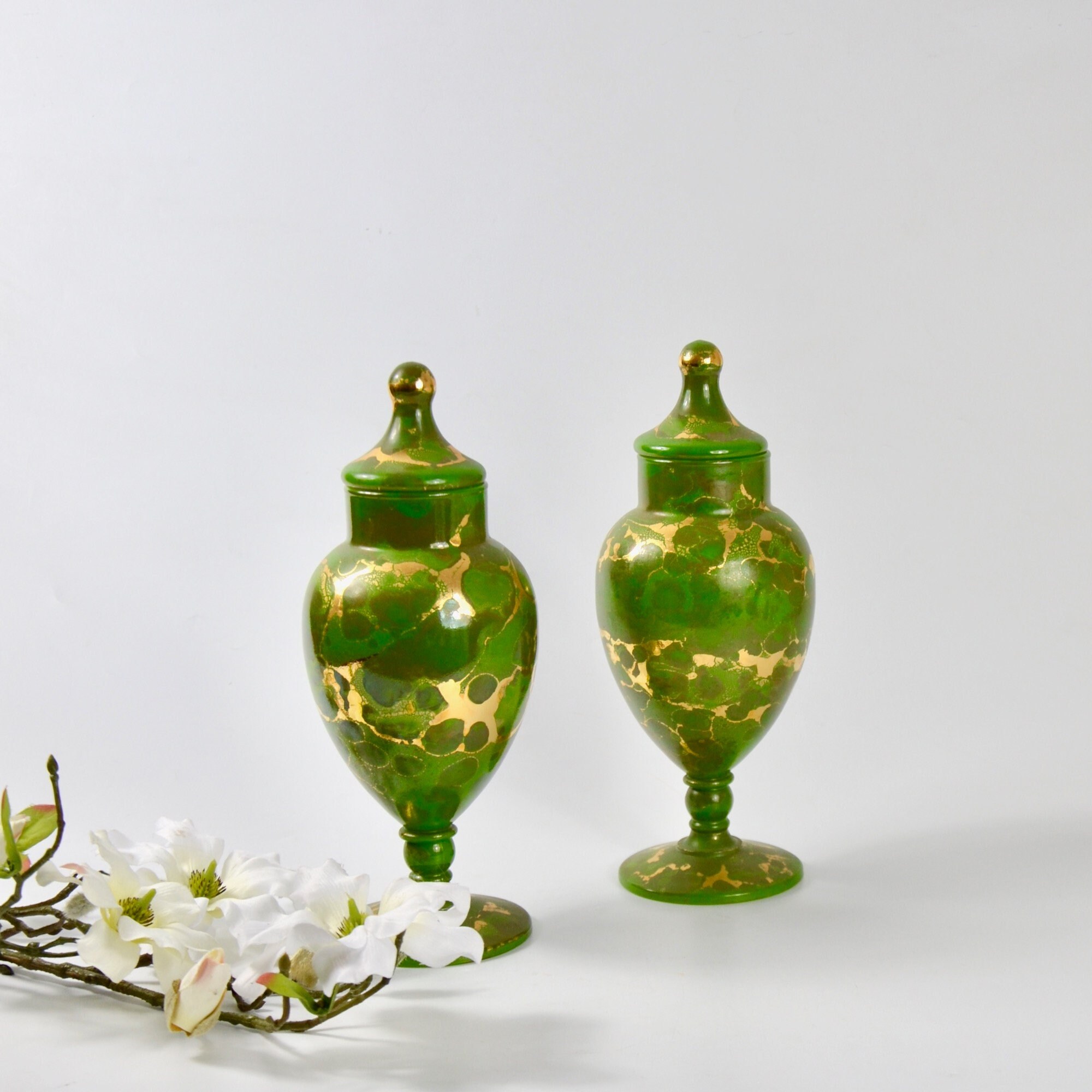 Associez Des Bonbonnières en Verre Vert et Or Hollywood Regency, Vases Urne, Manteau avec Couvercles