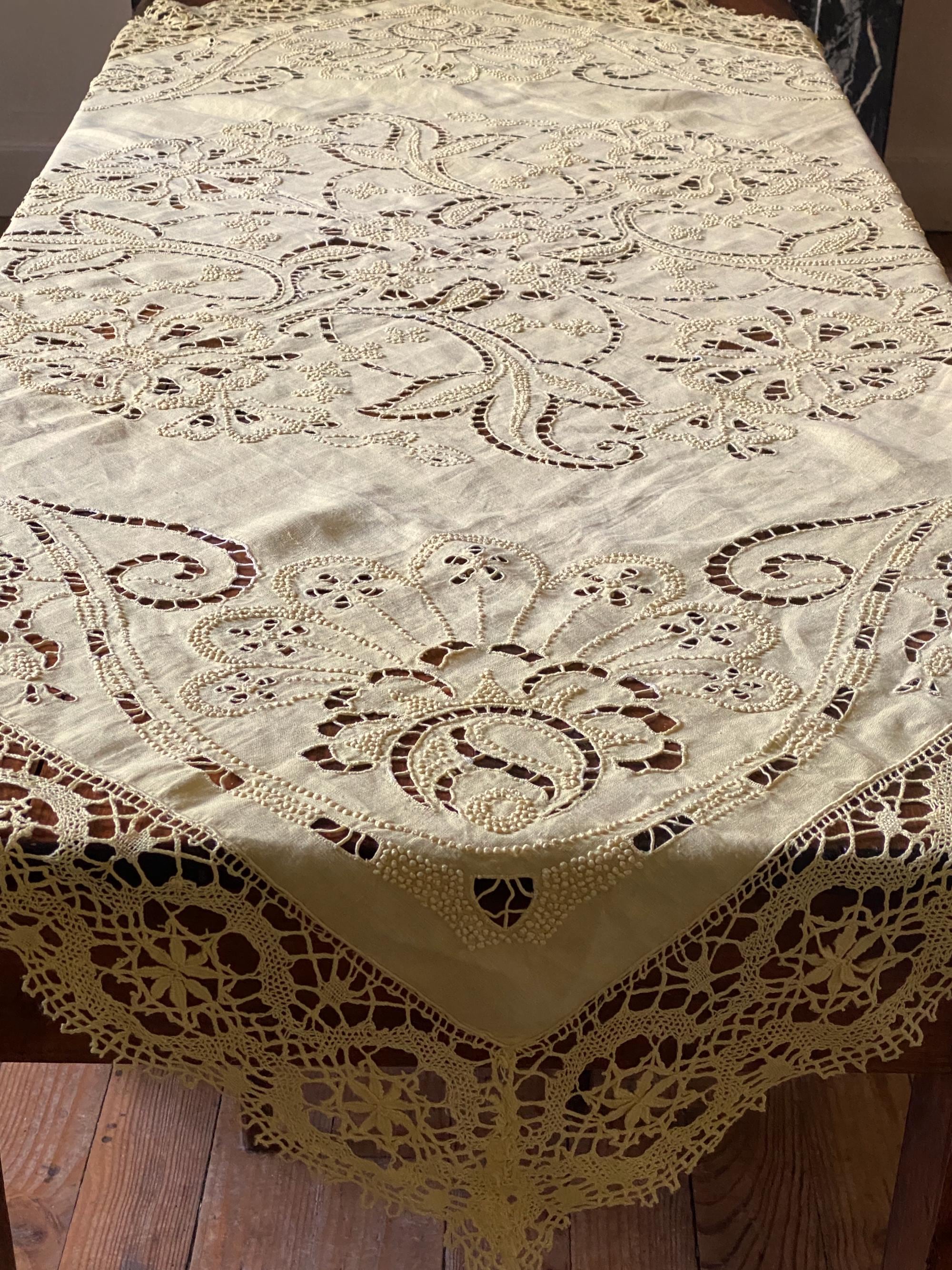 ヴィンテージイエローリネンテーブルクロス：フレンチボビンレース刺繍