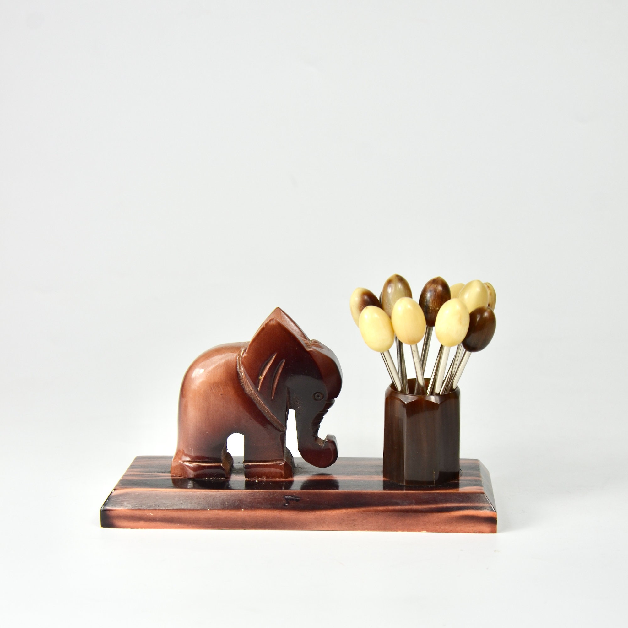 Bâton de Cocktail Art Déco Réglé avec L'éléphant et Le Support Bakelite sur La Base d'effet Bois Mac