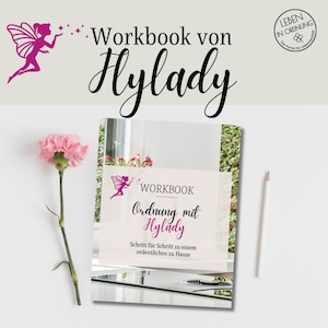 Könnte beinhalten: Ein rosa-weißes Workbook mit dem Titel "Workbook Ordnung mit Hylady" und dem Untertitel "Schritt für Schritt zu einem ordentlichen zu Hause". Das Cover zeigt eine rosa Fee vor einem weißen Hintergrund.