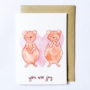 Karta Walentynkowa Quokka Joy | Urocza Karta Rocznicowa dla Pary | Ilustrowana Karta Galentines | Ręcznie Robione Kartki Z Pozdrowieniami i Koperty