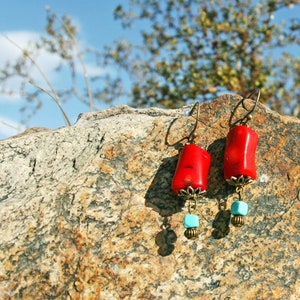 Oorbellen koraalrood: zuidelijke stijl, turkoois, messing sieraden. Handgemaakt in de VS.