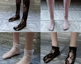 Pode incluir: Quatro pares de meias de renda em preto e branco. As meias são mostradas nas pernas de uma boneca. As meias são até o joelho e até o tornozelo.