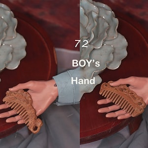 Puede incluir: Dos peines de madera con intrincados dise&ntilde;os florales. Los peines son de color marr&oacute;n y tienen un acabado de madera natural. El texto "72 BOY's Hand" es visible en la imagen.