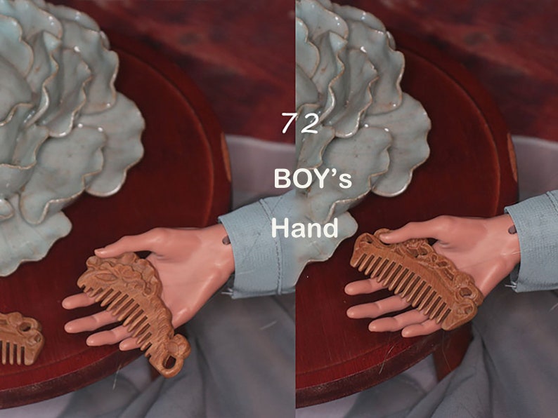 Puede incluir: Dos peines de madera con intrincados dise&ntilde;os florales. Los peines son de color marr&oacute;n y tienen un acabado de madera natural. El texto "72 BOY's Hand" es visible en la imagen.