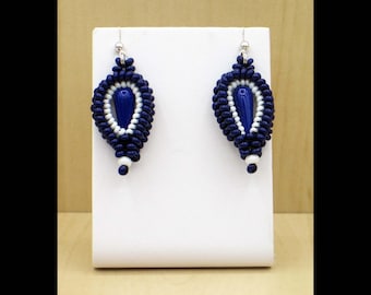 Paisley Ohrringe aus Rocailles und Glasperlen; marine blau-weiß