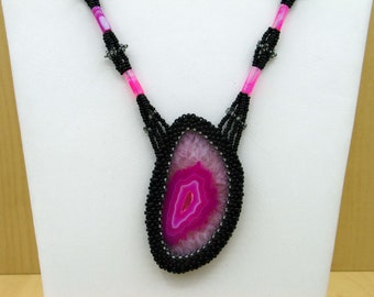 Necklace with agate disc pink