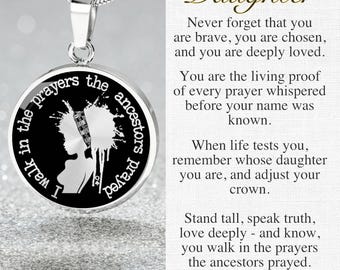 Collana Black Queen regalo per figlia: ciondolo in acciaio inossidabile che simboleggia l'emancipazione, regalo ispiratore