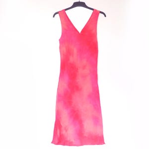 Abito da cocktail aragosta color corallo rosa neon anni '90, abito tubino, spalline larghe con scollo a V, moda Millennio al ginocchio, voile finto batik