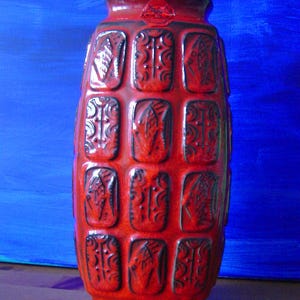 Vaso lava BAY di metà secolo, struttura a rilievo azteca rosso nero, pop art anni '70, etnico, vintage, arte da studio, ceramica, WGP, arredamento boho per la casa