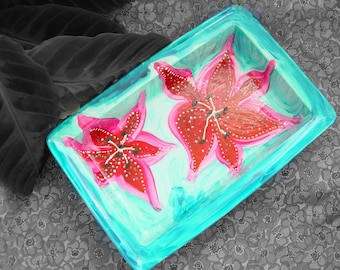 Grande fruttiera vintage, dipinta a mano, smaltata, con decorazioni a giglio nei toni del turchese e del rosa, rettangolare, ciotola decorativa in ceramica, floreale, botanica, mediterranea.