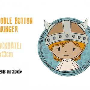 Könnte beinhalten: Ein blauer und weißer gestickter Bügelaufkleber mit einem Cartoon-Wikinger, der einen Helm mit Hörnern trägt. Der Text "DOODLE BUTTON WIKINGER" und "STICKDATEI 13x13cm" ist auf dem Patch sichtbar. © 2018 mrsdoodle