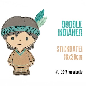 Könnte beinhalten: Eine Cartoon-Illustration eines indianischen Jungen, der ein braunes Hemd, ein blaues Stirnband und eine braune Federhaube trägt. Der Text "DOODLE INDIANER STICKDATEI 18x30cm © 2017 mrsdoodle" befindet sich unter der Illustration.